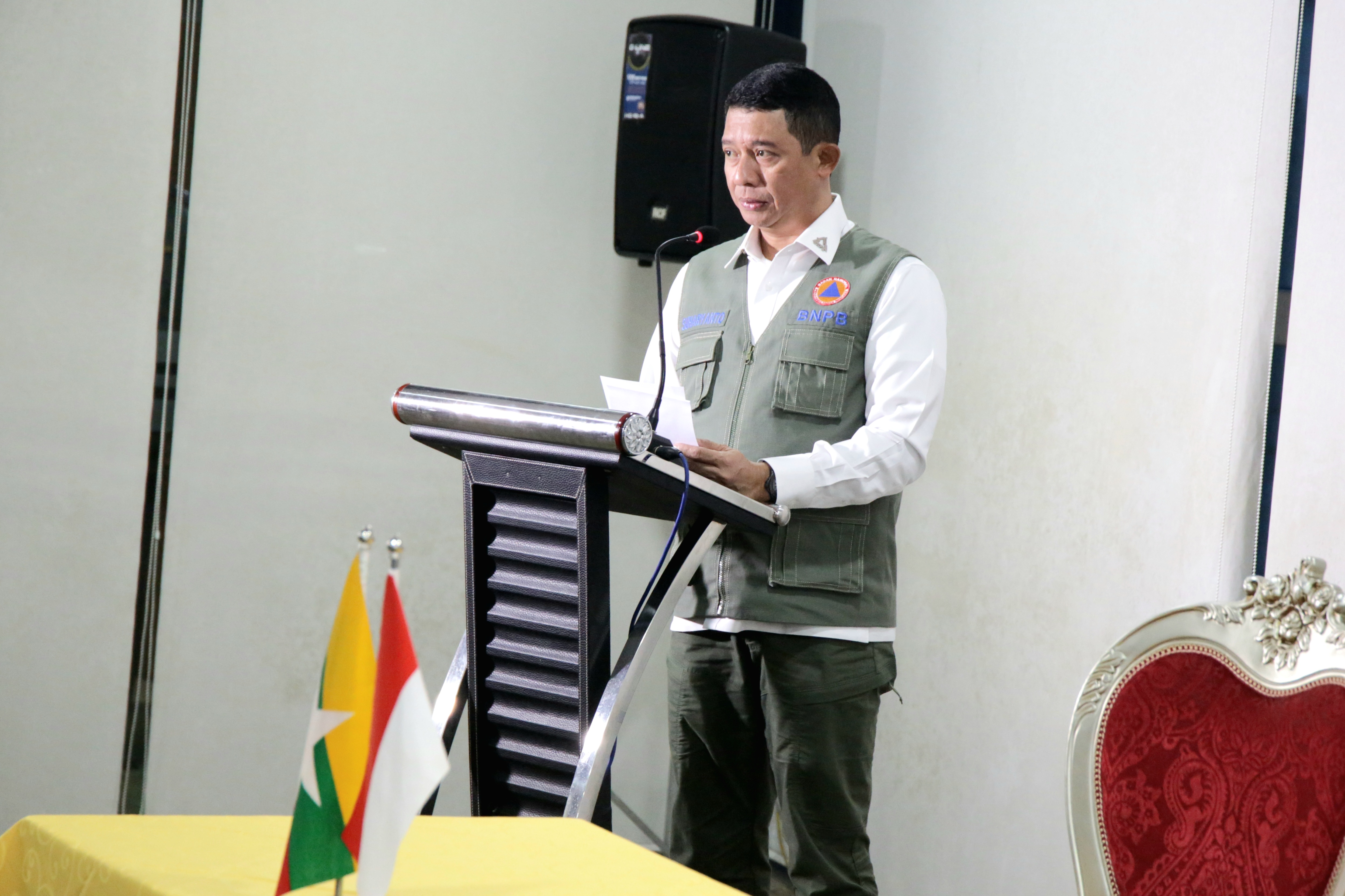 Kepala BNPB Letjen TNI Suharyanto S.Sos., M.M., saat memberikan arahan usai tiba di Bandara Internasional Yangon, Myanmar pada Senin (26/6). Suharyanto bersama rombongan membawa bantuan kemanusiaan Masyarakat Indonesia untuk Masyarakat Myanmar pasca siklon Mocha yang melanda Mei lalu. 